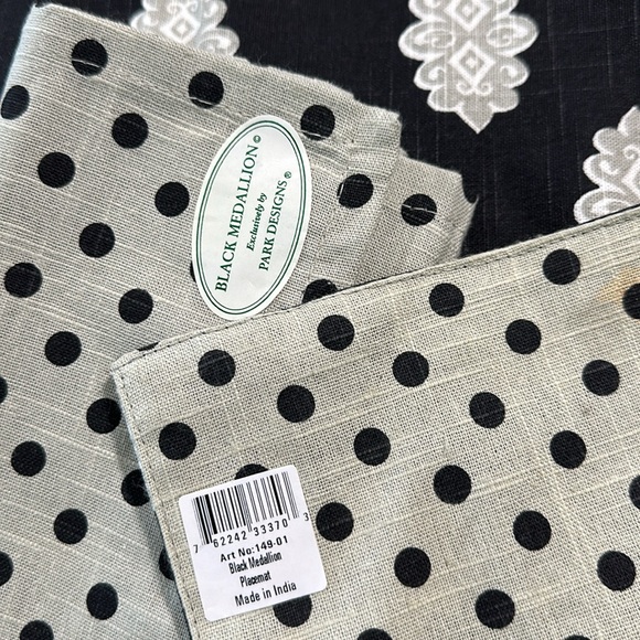 NWT set of 2 Blk Medallion reversible linen placemats w/2Matching Lg napkins NEW - Picture 7 of 8